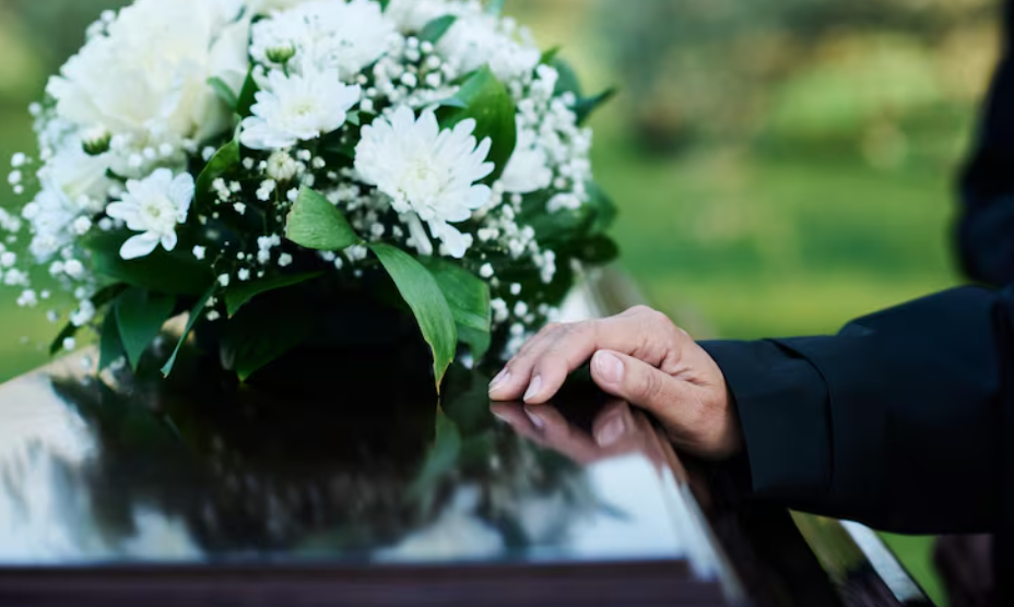 Für einen würdevollen Abschied: Wichtige Dienstleistungen, die bei dem Tod eines geliebten Menschen zu berücksichtigen sind